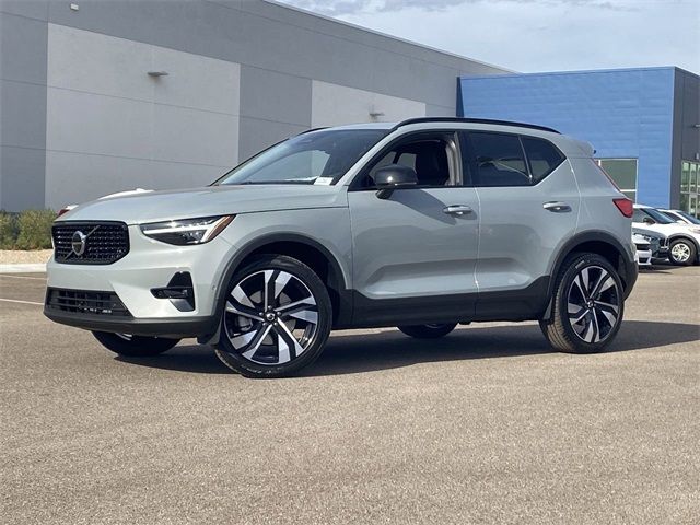 2024 Volvo XC40 Plus Dark Theme