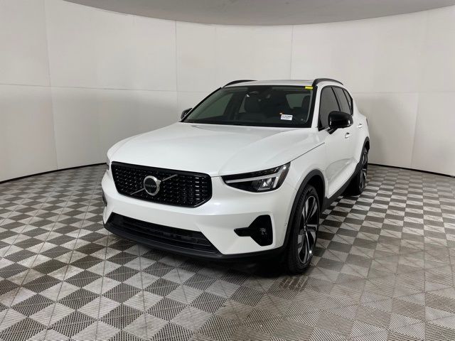 2024 Volvo XC40 Plus Dark Theme