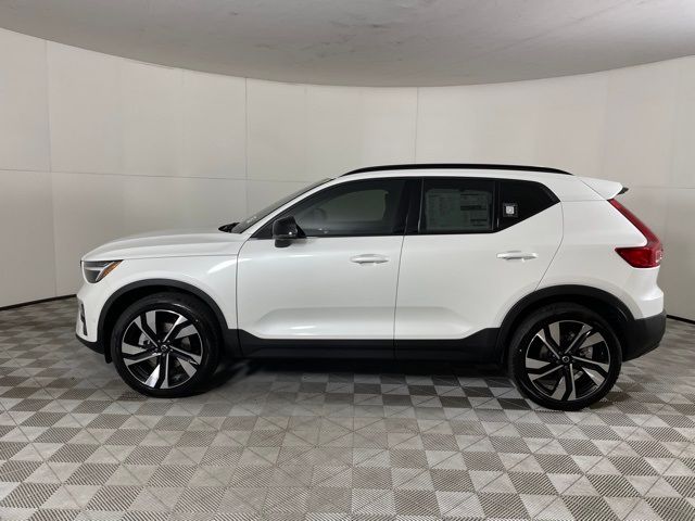 2024 Volvo XC40 Plus Dark Theme