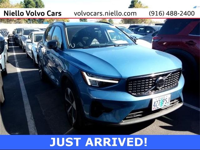 2024 Volvo XC40 Plus Dark Theme