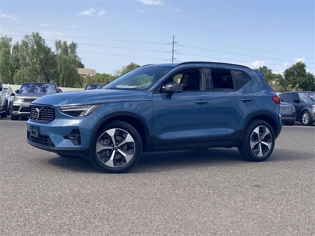 2024 Volvo XC40 Plus Dark Theme