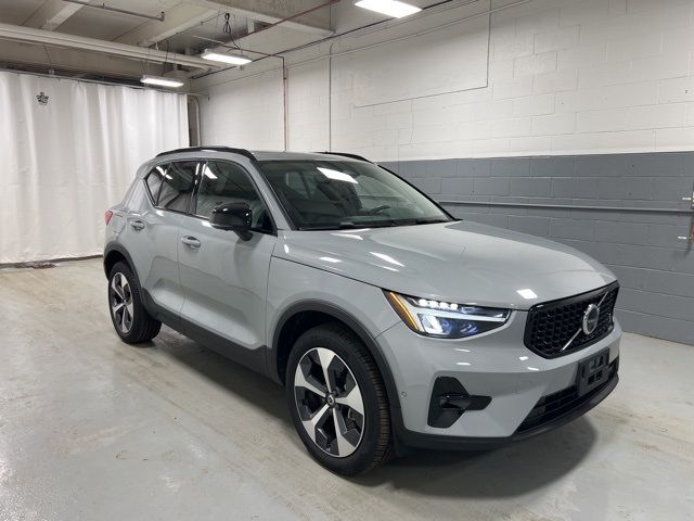 2024 Volvo XC40 Plus Dark Theme