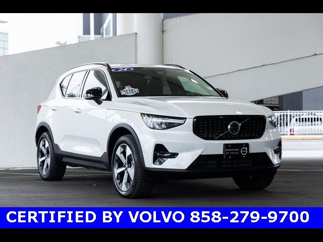 2024 Volvo XC40 Plus Dark Theme