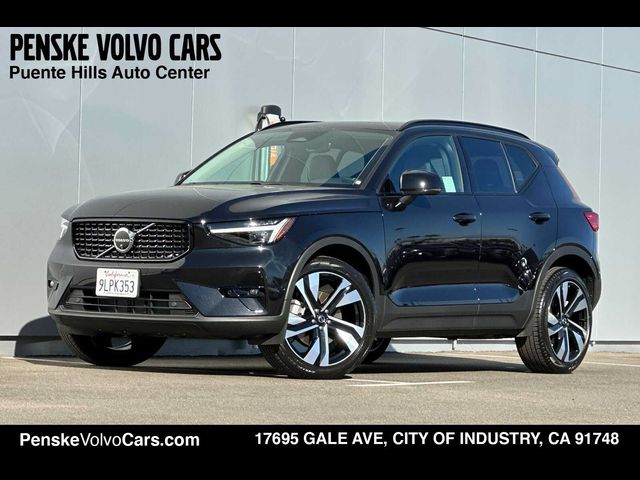 2024 Volvo XC40 Plus Dark Theme