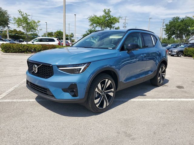 2024 Volvo XC40 Plus Dark Theme