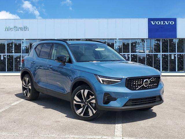 2024 Volvo XC40 Plus Dark Theme