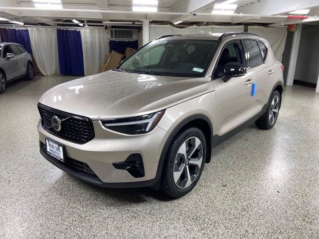 2024 Volvo XC40 Plus Dark Theme