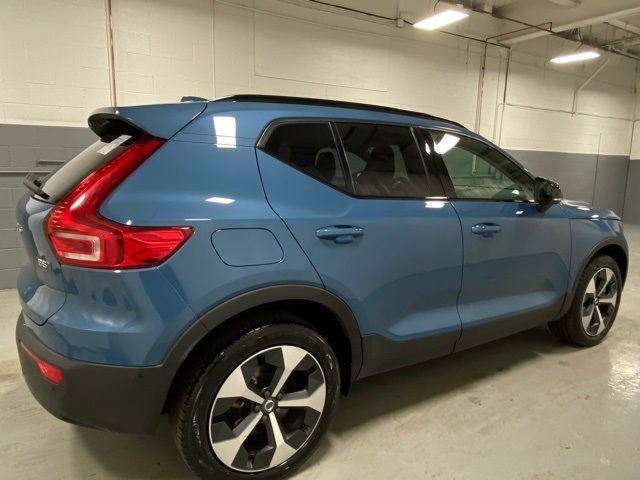 2024 Volvo XC40 Plus Dark Theme