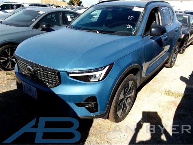 2024 Volvo XC40 Plus Dark Theme