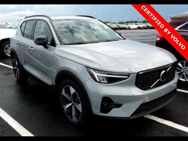 2024 Volvo XC40 Plus Dark Theme