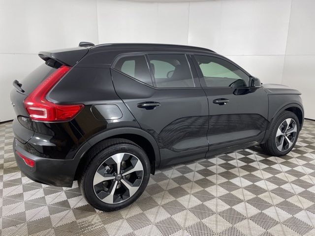 2024 Volvo XC40 Plus Dark Theme