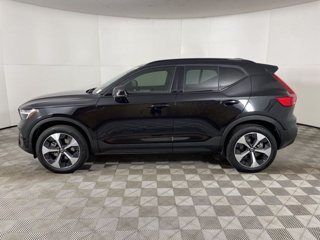 2024 Volvo XC40 Plus Dark Theme