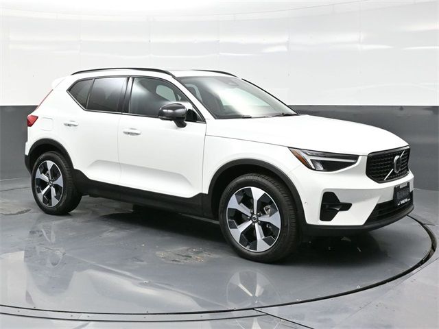 2024 Volvo XC40 Plus Dark Theme