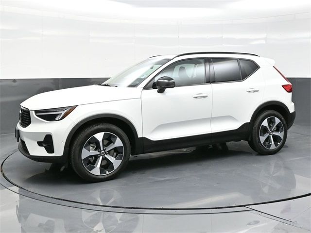 2024 Volvo XC40 Plus Dark Theme