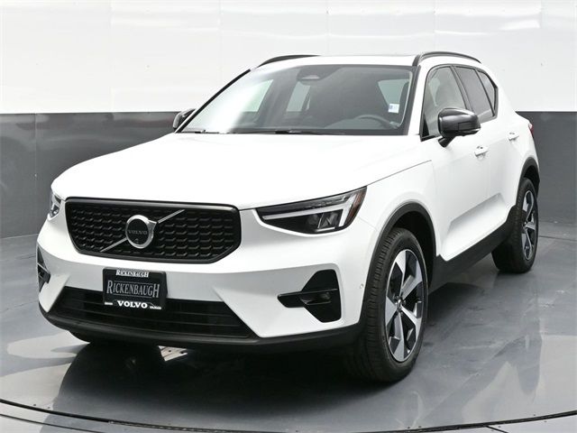 2024 Volvo XC40 Plus Dark Theme