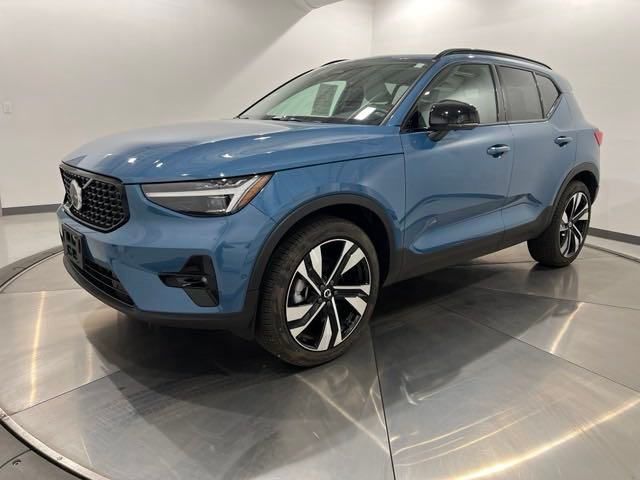 2024 Volvo XC40 Plus Dark Theme