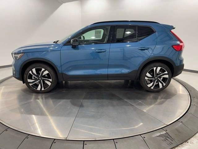 2024 Volvo XC40 Plus Dark Theme