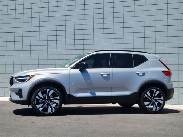 2024 Volvo XC40 Plus Dark Theme