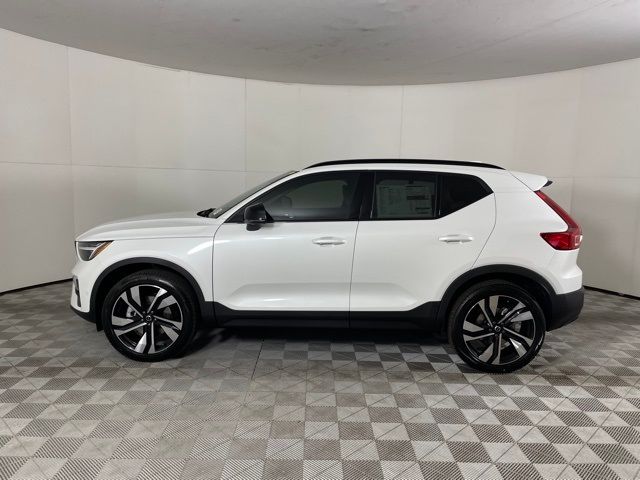 2024 Volvo XC40 Plus Dark Theme