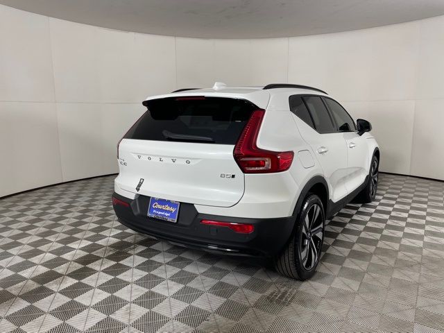 2024 Volvo XC40 Plus Dark Theme