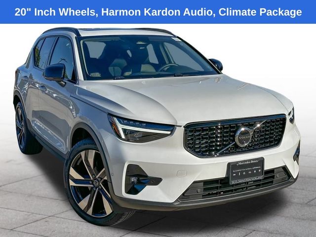 2024 Volvo XC40 Plus Dark Theme