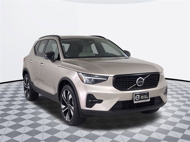 2024 Volvo XC40 Plus Dark Theme