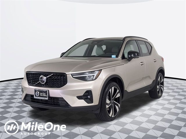 2024 Volvo XC40 Plus Dark Theme