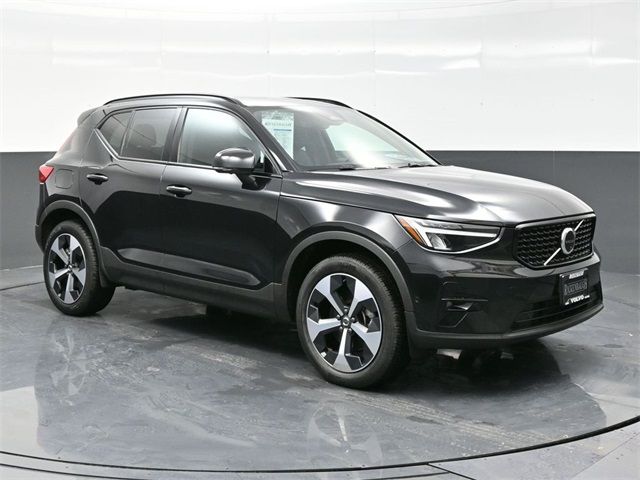 2024 Volvo XC40 Plus Dark Theme