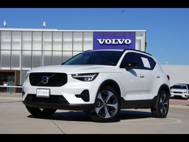 2024 Volvo XC40 Plus Dark Theme