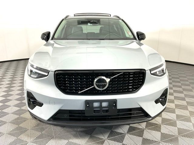 2024 Volvo XC40 Plus Dark Theme