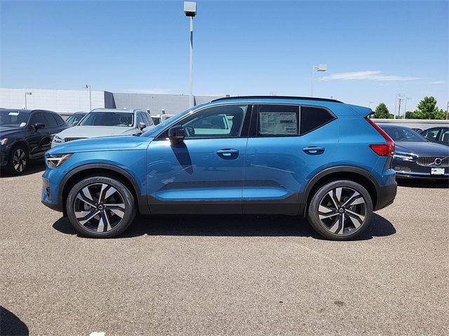 2024 Volvo XC40 Plus Dark Theme