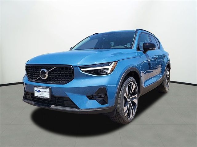 2024 Volvo XC40 Plus Dark Theme