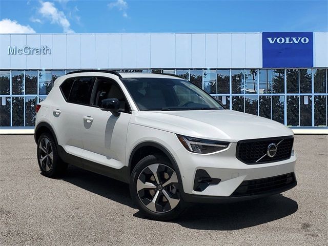 2024 Volvo XC40 Plus Dark Theme