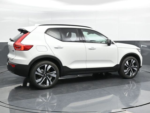 2024 Volvo XC40 Plus Dark Theme