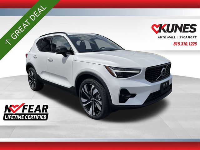 2024 Volvo XC40 Plus Dark Theme