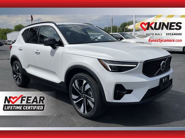 2024 Volvo XC40 Plus Dark Theme