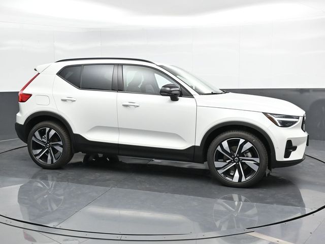 2024 Volvo XC40 Plus Dark Theme