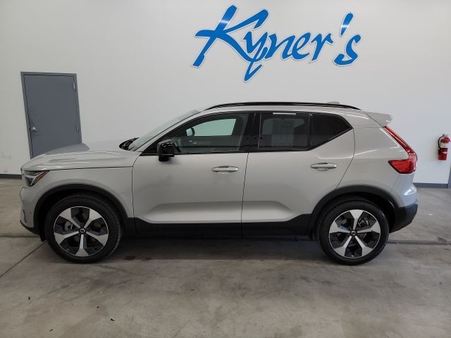 2024 Volvo XC40 Plus Dark Theme