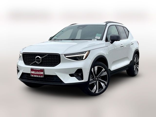 2024 Volvo XC40 Plus Dark Theme