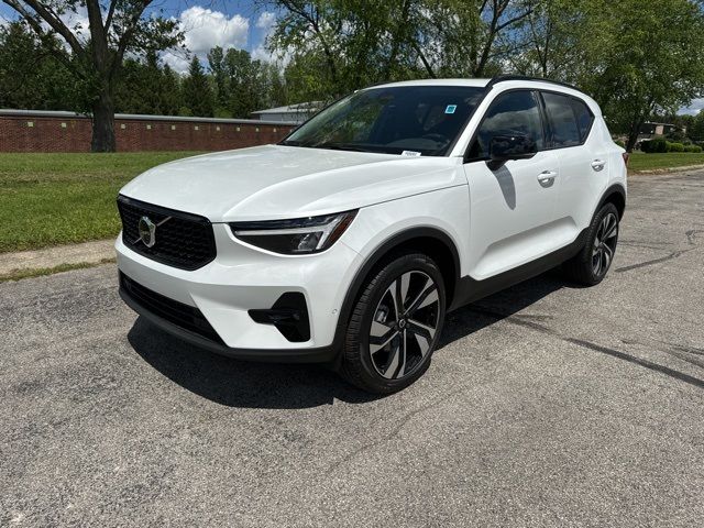 2024 Volvo XC40 Plus Dark Theme