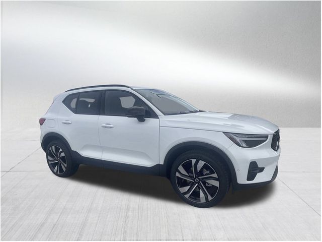 2024 Volvo XC40 Plus Dark Theme