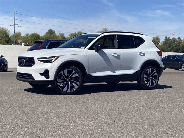 2024 Volvo XC40 Plus Dark Theme