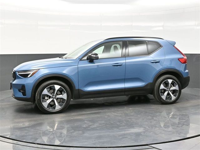 2024 Volvo XC40 Plus Dark Theme