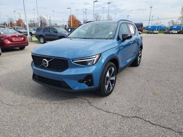 2024 Volvo XC40 Plus Dark Theme