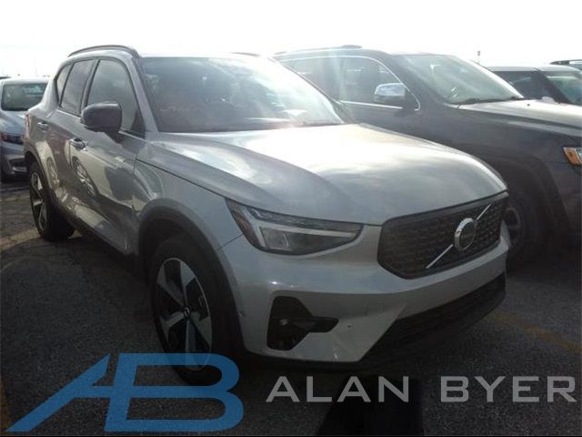 2024 Volvo XC40 Plus Dark Theme