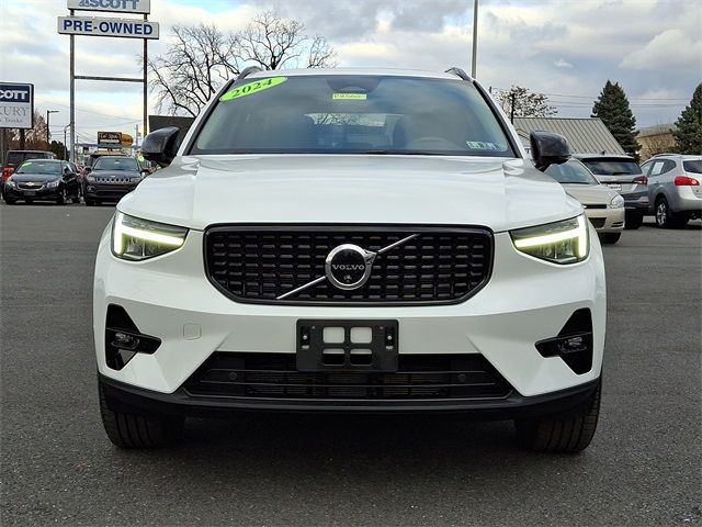 2024 Volvo XC40 Plus Dark Theme