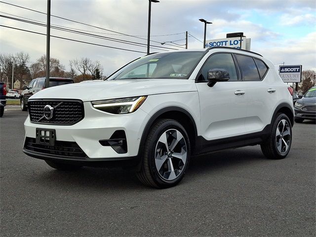 2024 Volvo XC40 Plus Dark Theme