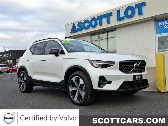 2024 Volvo XC40 Plus Dark Theme