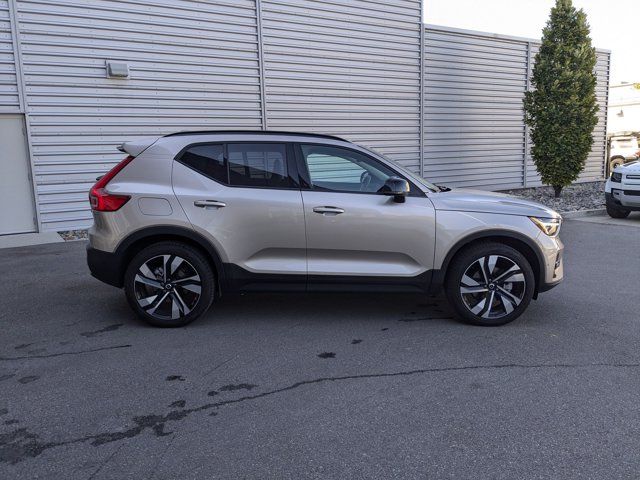 2024 Volvo XC40 Plus Dark Theme