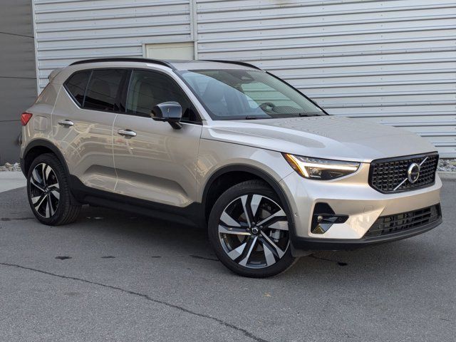 2024 Volvo XC40 Plus Dark Theme